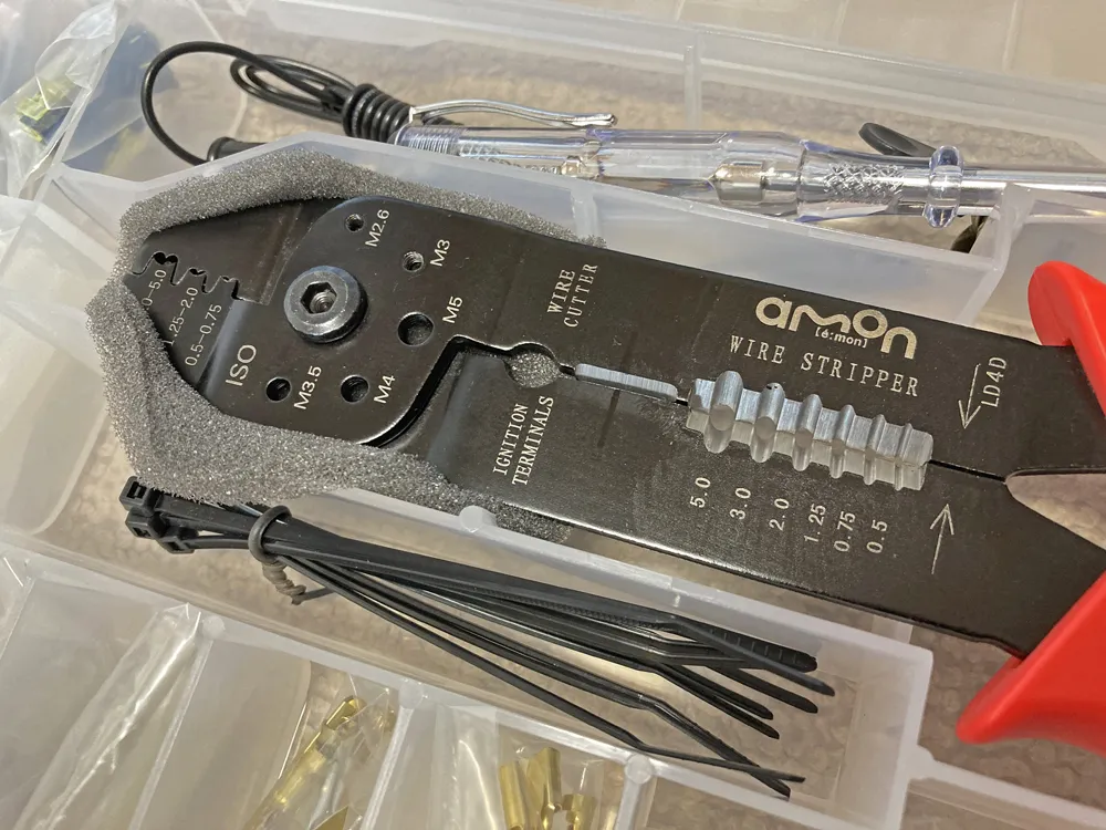 カシメ工具の専用ペンチ