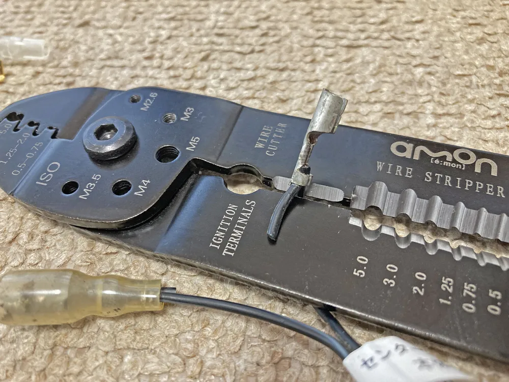 配線のゴム皮膜を剥きます。