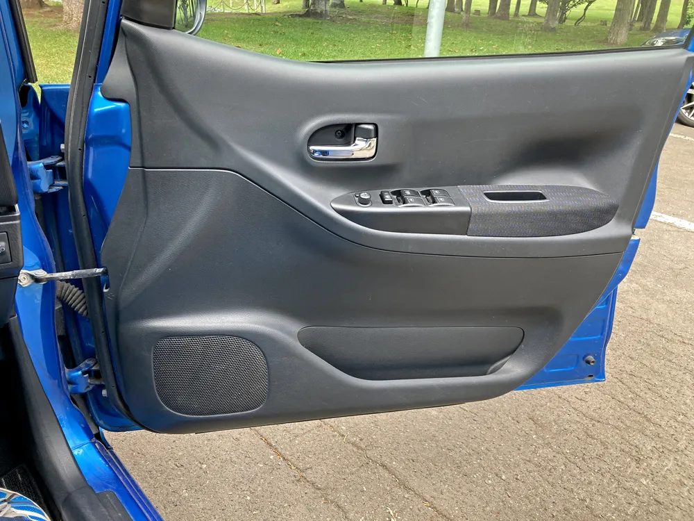 スピーカーをソニカ（後期型）に装着します。