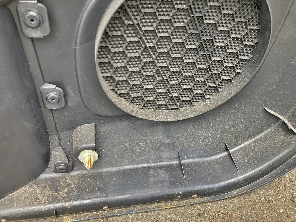 スピーカーネットグリル裏の汚れ。