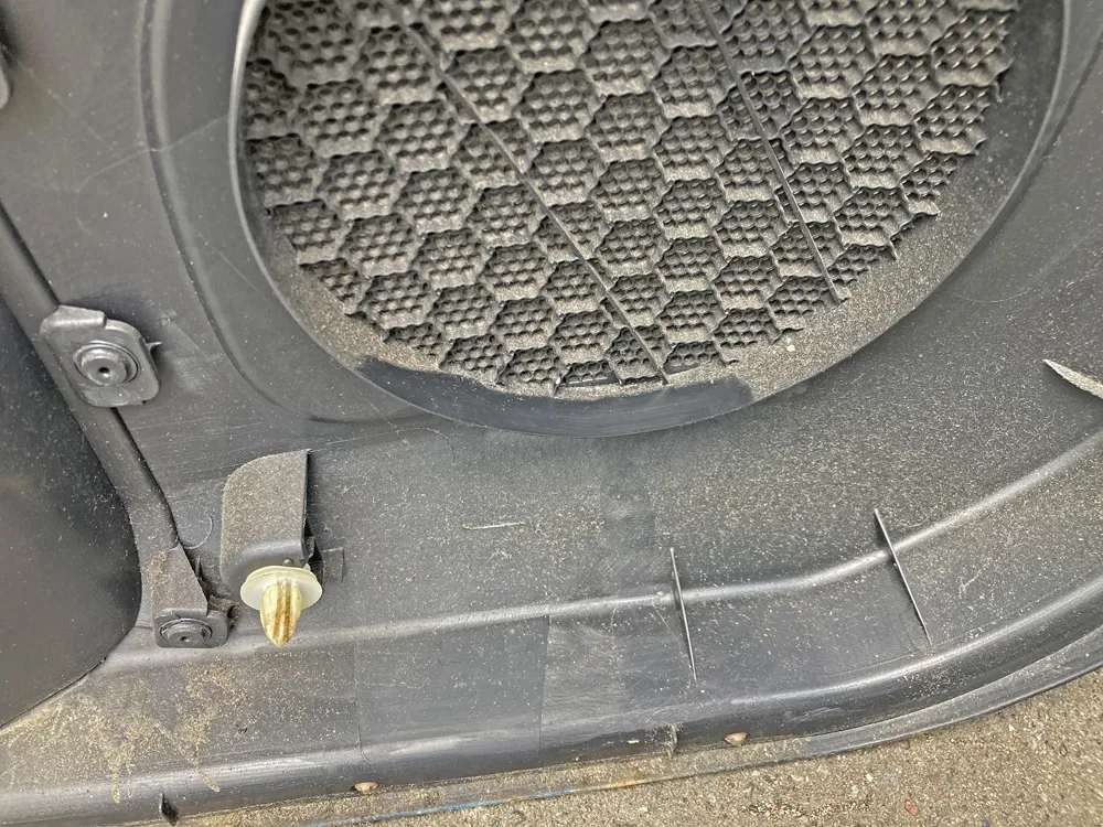 スピーカーネットの穴も汚れている。