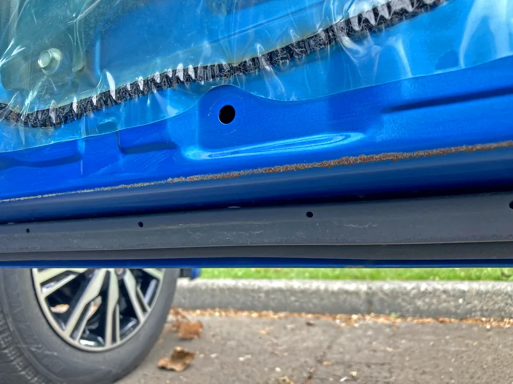 ドアパネルの底にはサビが発生。