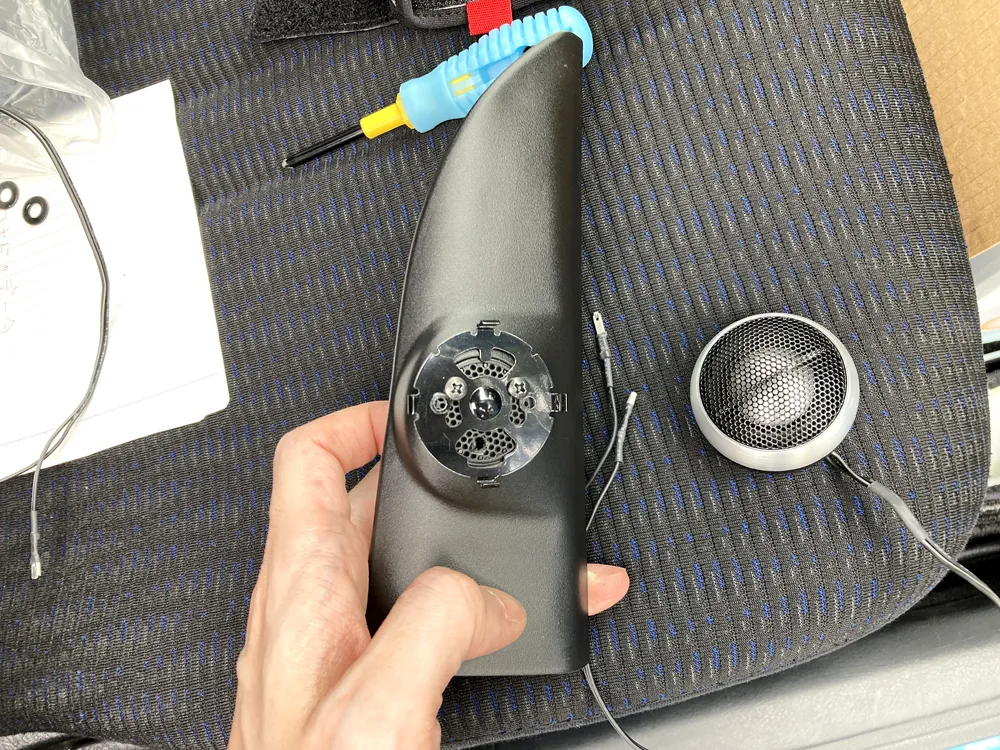 ツイーターマウントベースをネジ止めします。