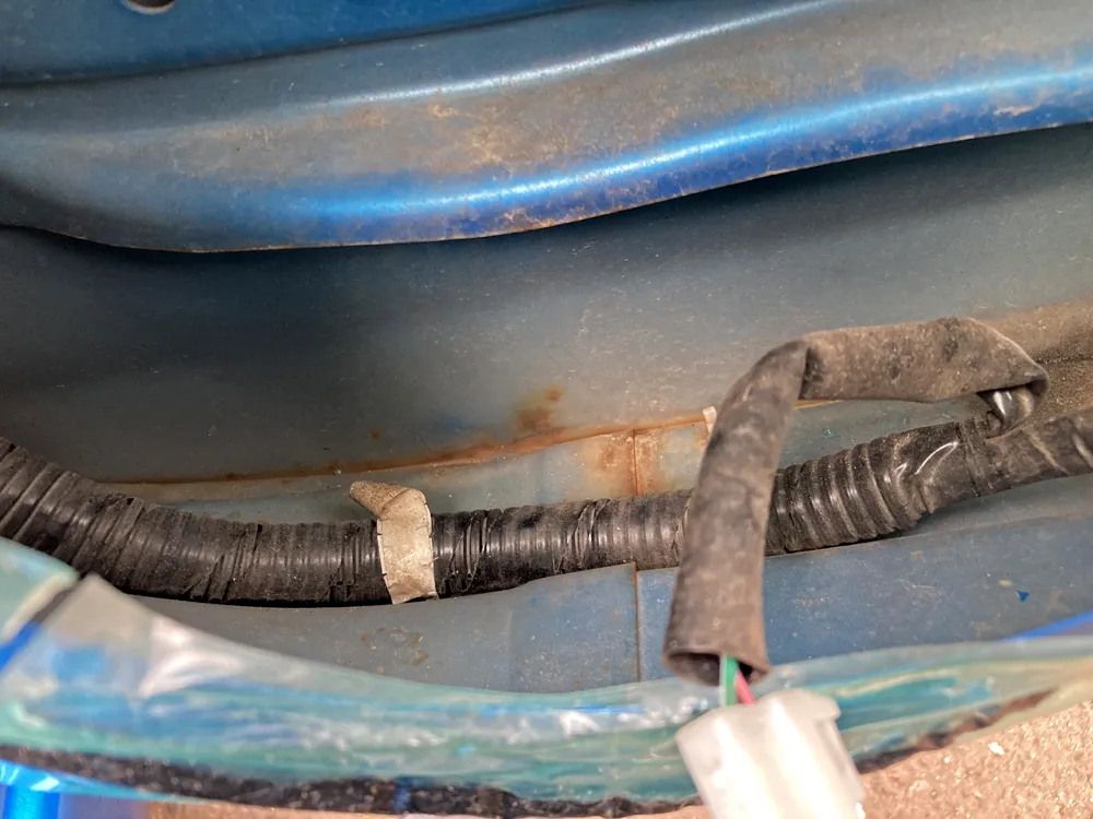 ドアパネルの底のサビ。ノックスドール700で保護したい。