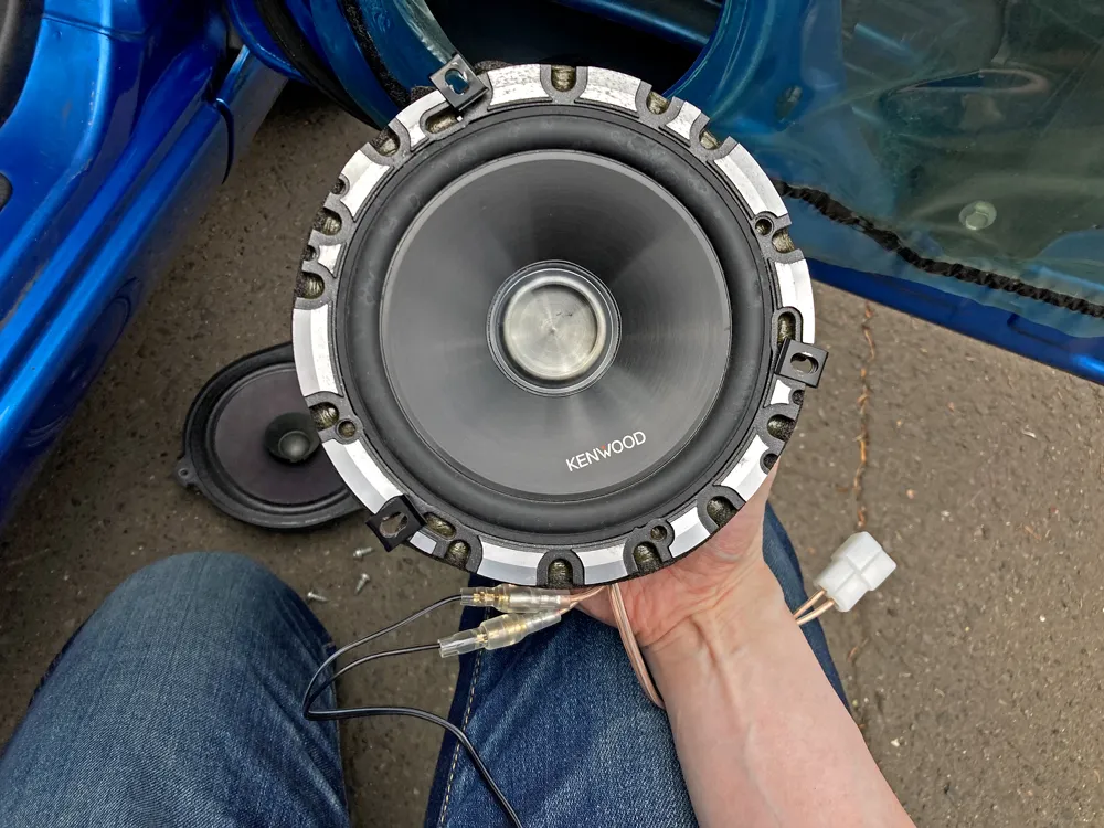 軽自動車ソニカにスピーカーを取り付けましょう。