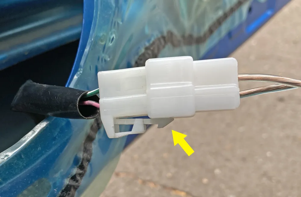 エーモンのスピーカー変換コネクタとツメが干渉してしまう。