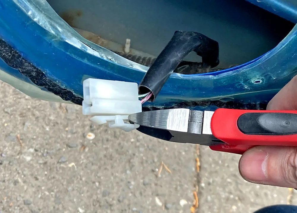 自動車側のスピーカコネクタのツメをカットします。