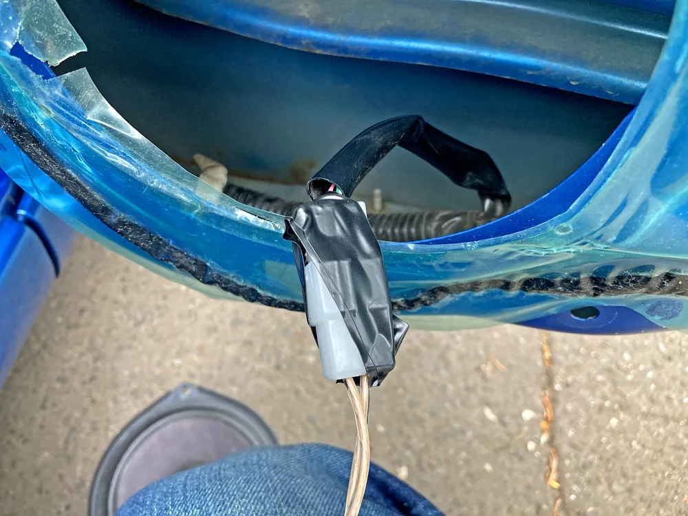 ビニールテープでコネクタの接続を補助。