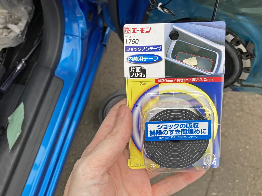 コネクタがドア内でカタカタ音がならないようスポンジで保護。