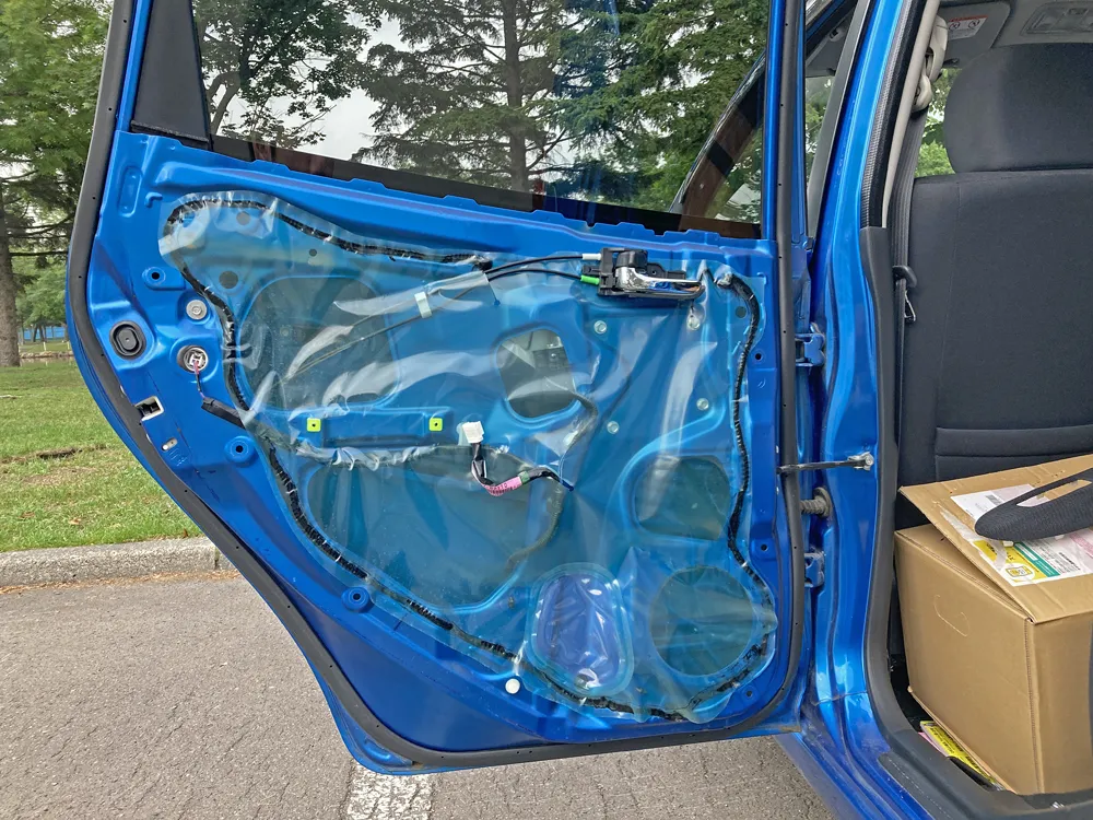 ソニカのリアドアにもコアキシャルスピーカーを取り付け。