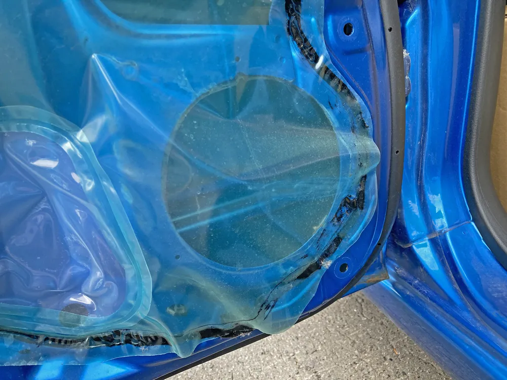 純正スピーカーが装着されていないと、防水内張りシートがそのまま。