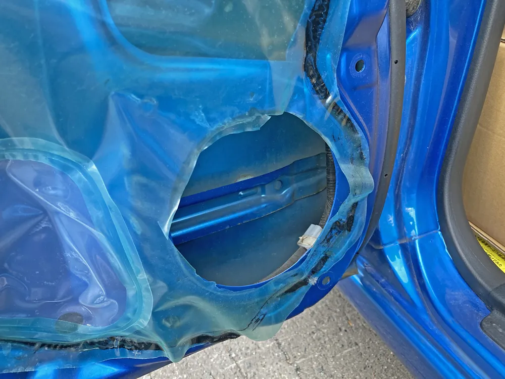 防水内張りビニールシートをスピーカーホールに沿ってカットします。