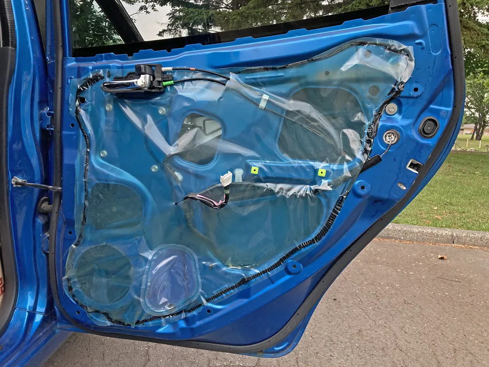 右側のクォーターパネルの事故車。