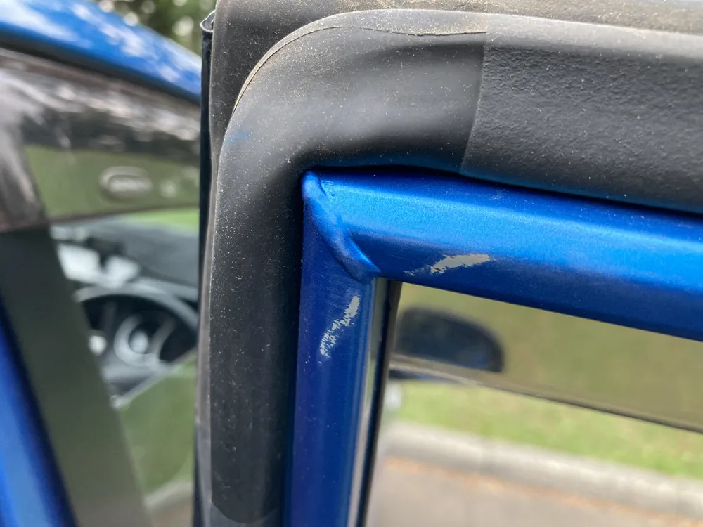 クオーターパネルの事故車はリアドアも歪む