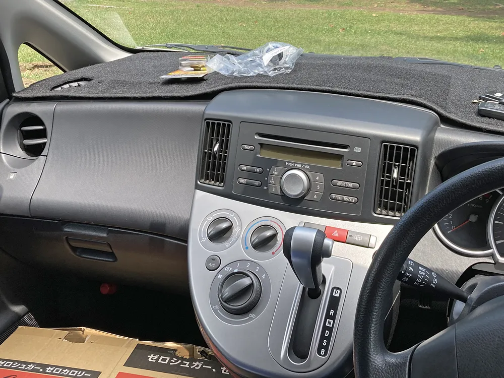 純正オーディオとダイハツソニカのメーターダッシュボード