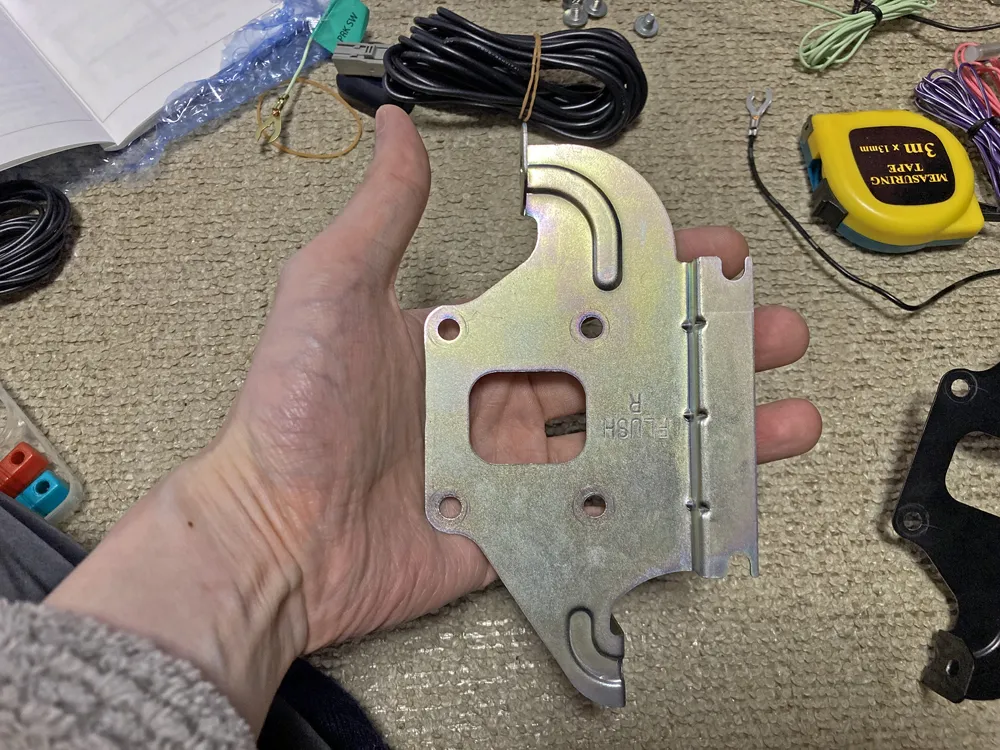 ダイハツ用社外ナビ専用金具ステー。