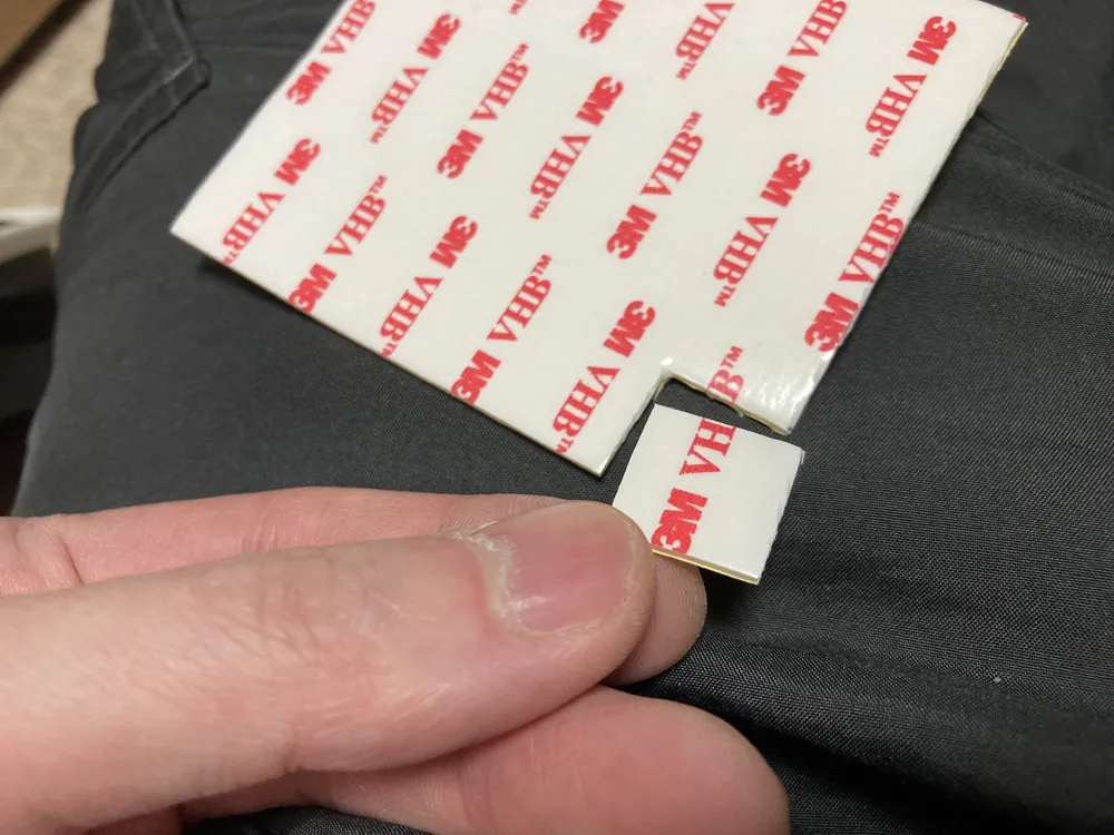 車用の両面テープをカット。