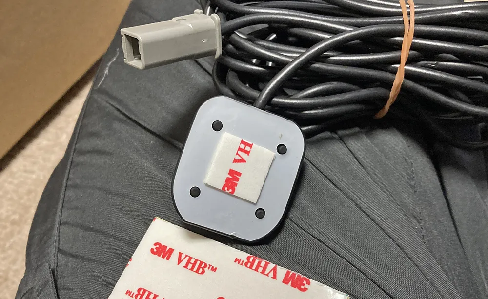 両面テープで固定します。