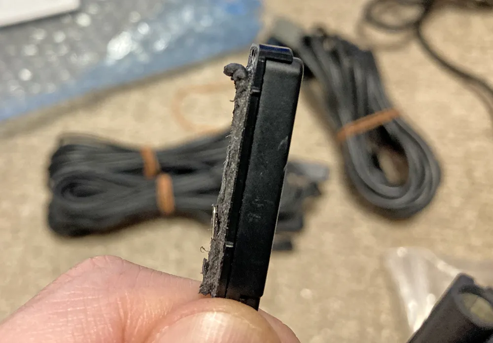 アンテナのアンプ部には両面テープ。