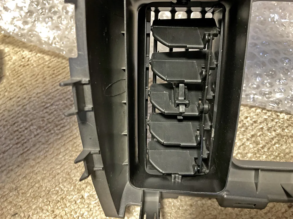 クルマのエアコン吹き出し口のルーバーを清掃