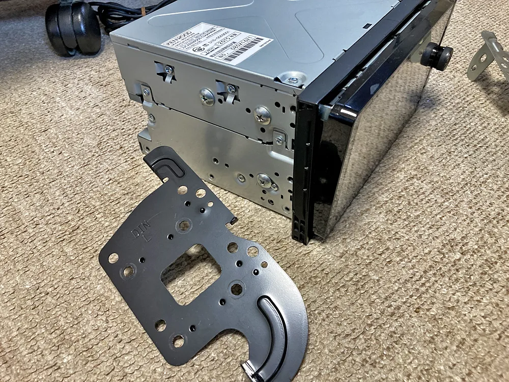 カーナビ取り付けには専用ステーの金具が必要です。