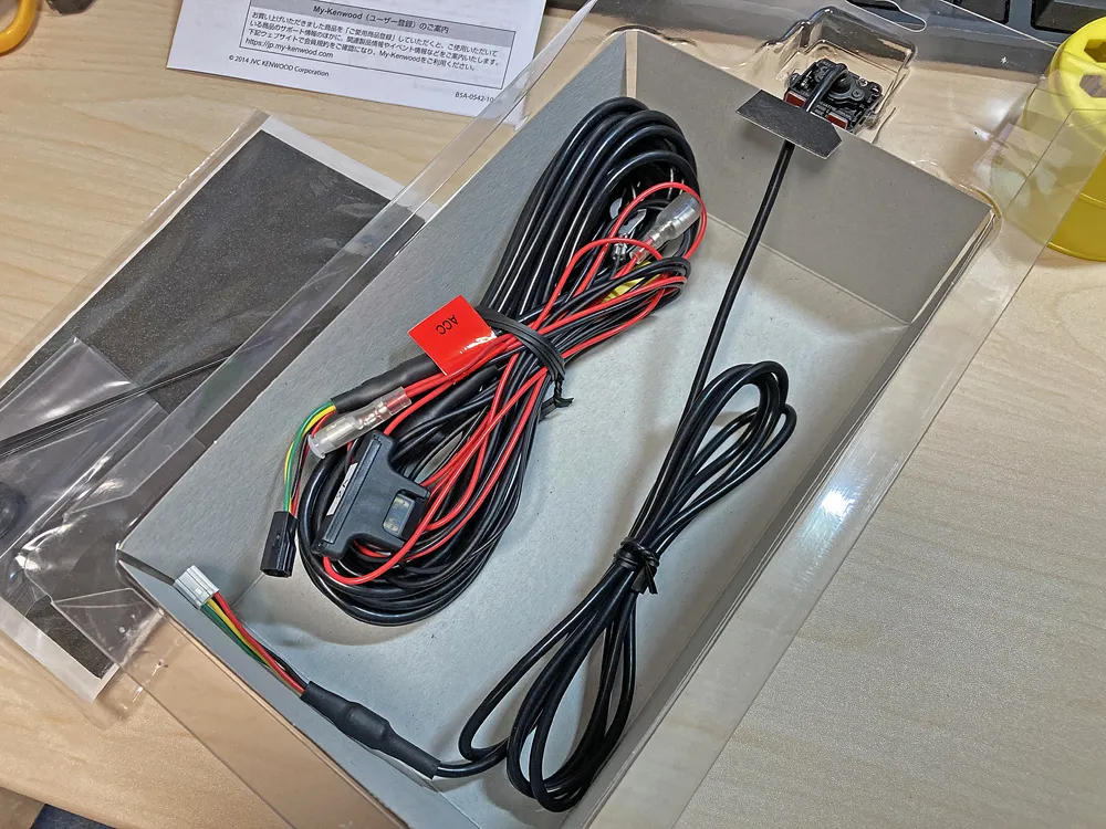 バックカメラとケーブルコード。