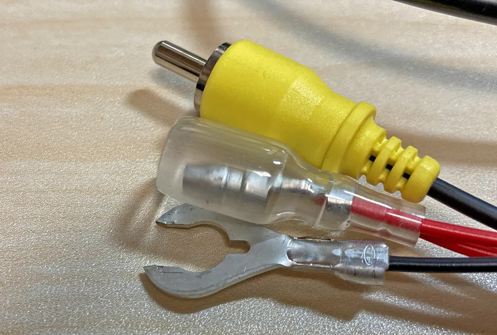 バックカメラの映像ケーブル（黄色）とACC。