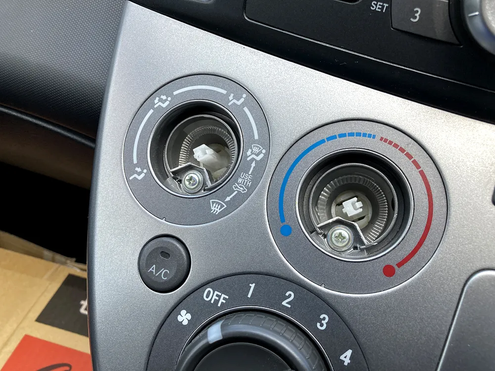 固定されているネジを取ります。