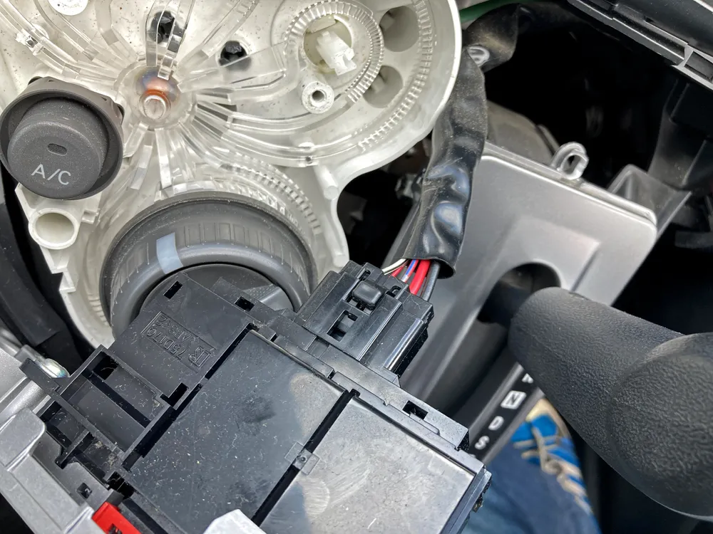 エアコンのケーブル・コネクタを外しましょう。