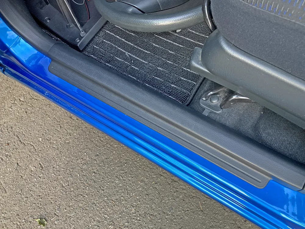 スカッフプレート（泥除け）を外しましょう。