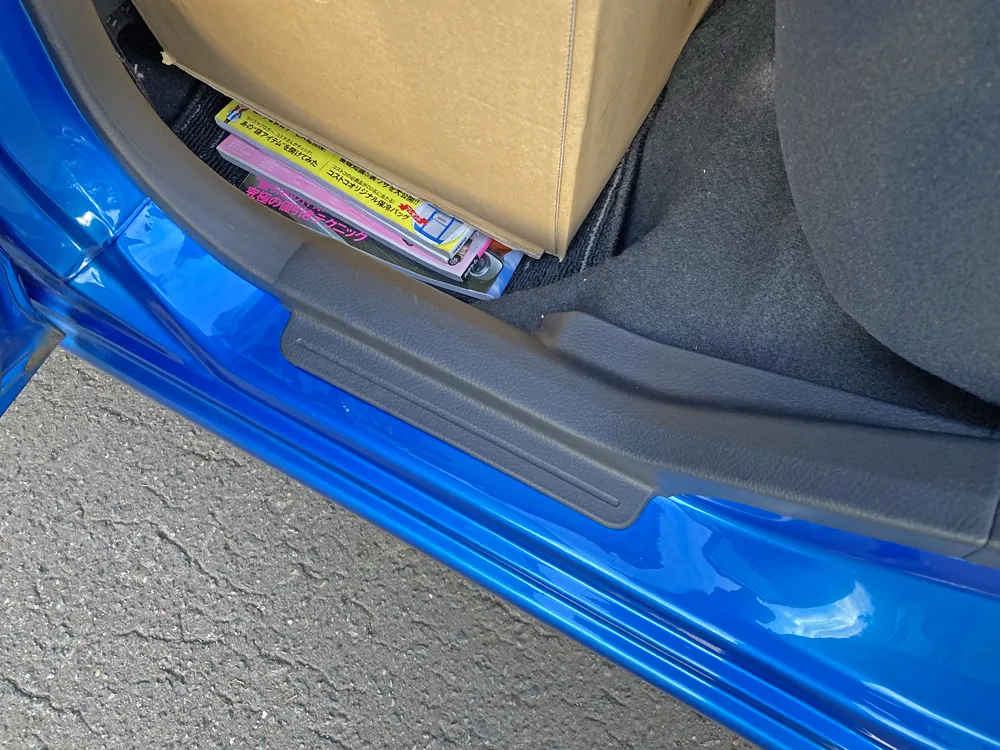 リア後席のスカッフプレートも外します。
