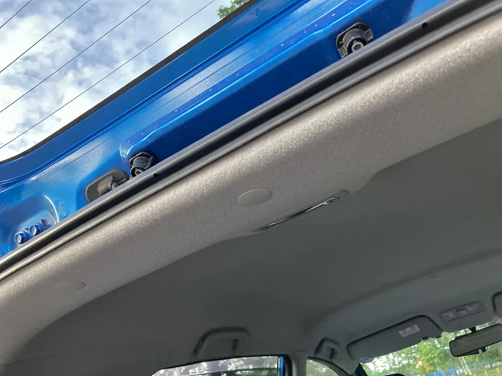 ドラレコのバックカメラは天井に取り付けます。