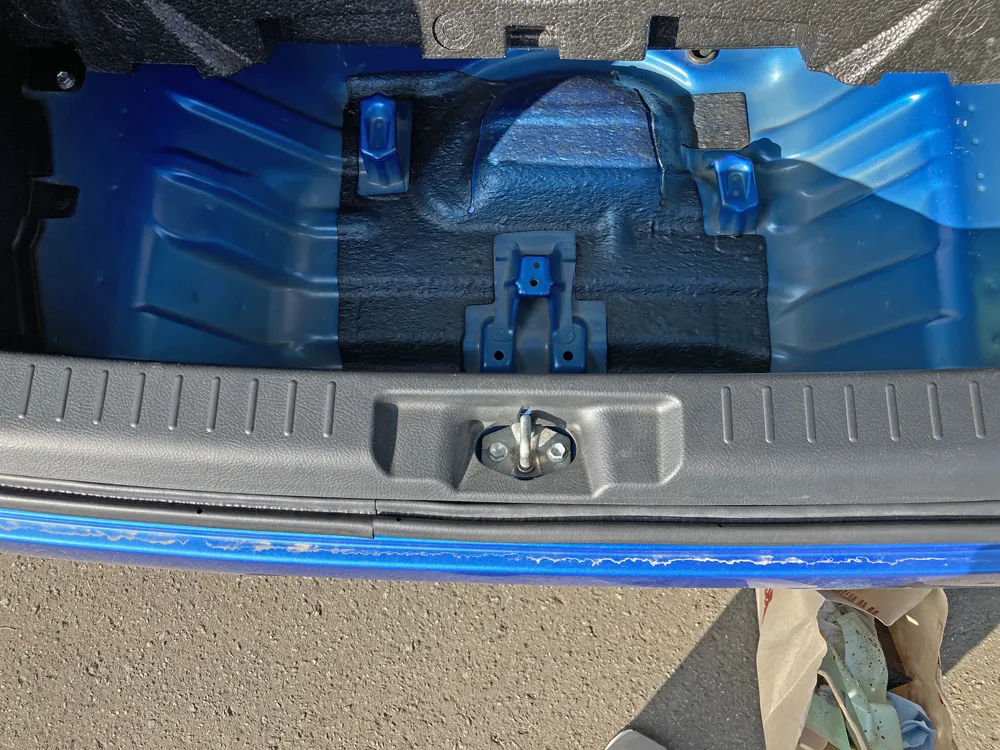 ストライカー（ロック金具）付近のバックドアトリムカバーを外す。