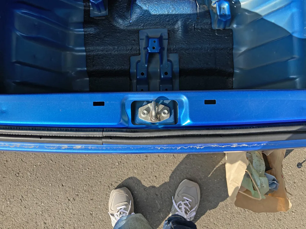 外したバックドアトリムカバー