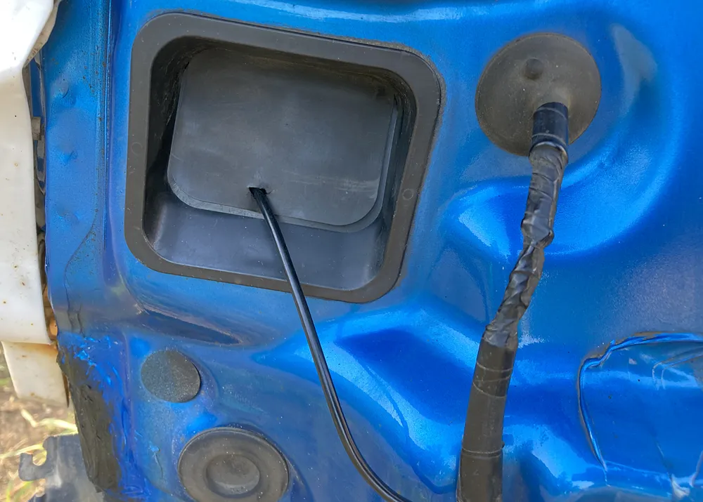 車内の圧力調整用ベンチレーション（排気ダクト）から引き込みます。