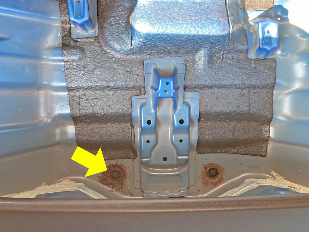 スペアタイヤを外すと外部につながるキャップが見える。