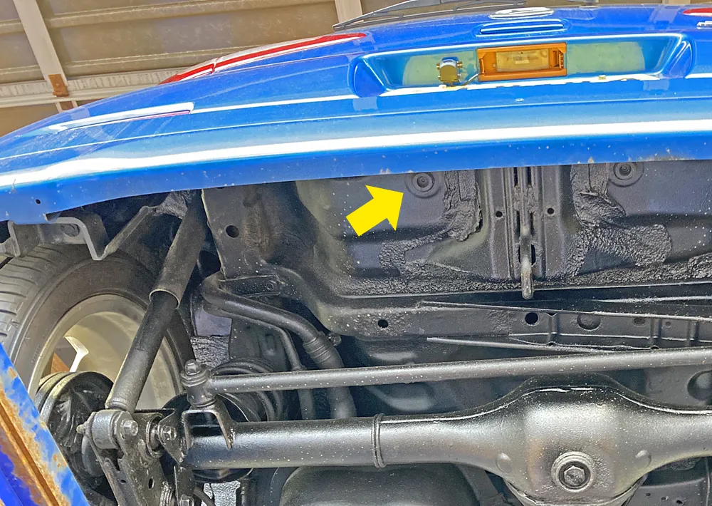 バンパーのナンバー灯横にも穴を開ける。これが１番簡単かも。バックカメラの配線。