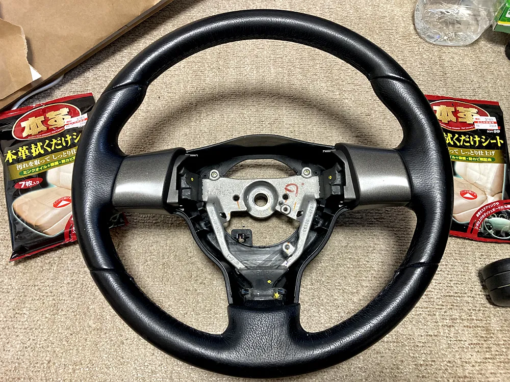 エアバッグ部分を外したステアリング。