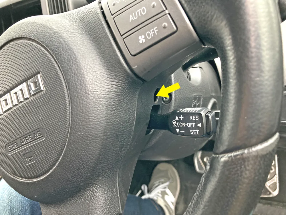 元のクルマからステアリング取り外し作業。