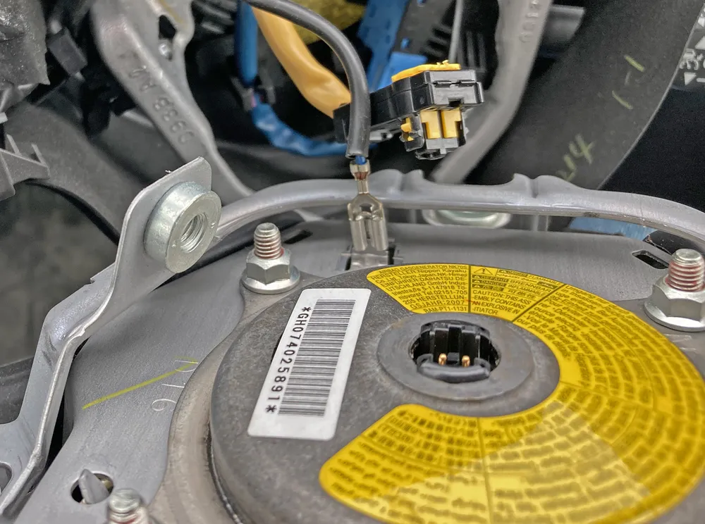 インフレーター配線コネクタを抜く。