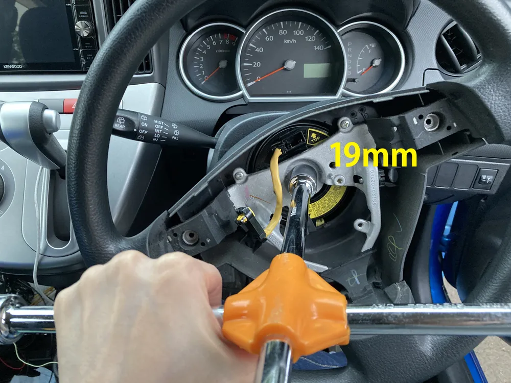 クロスレンチでハンドルセンターナットを緩める。