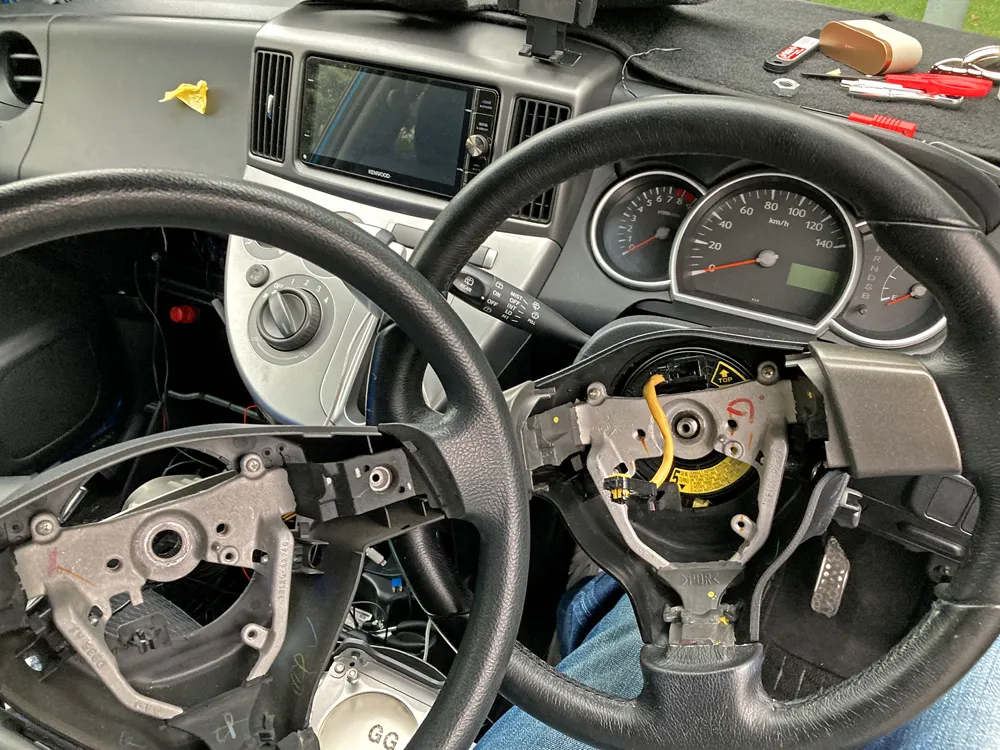 ステアリングを取り付け。