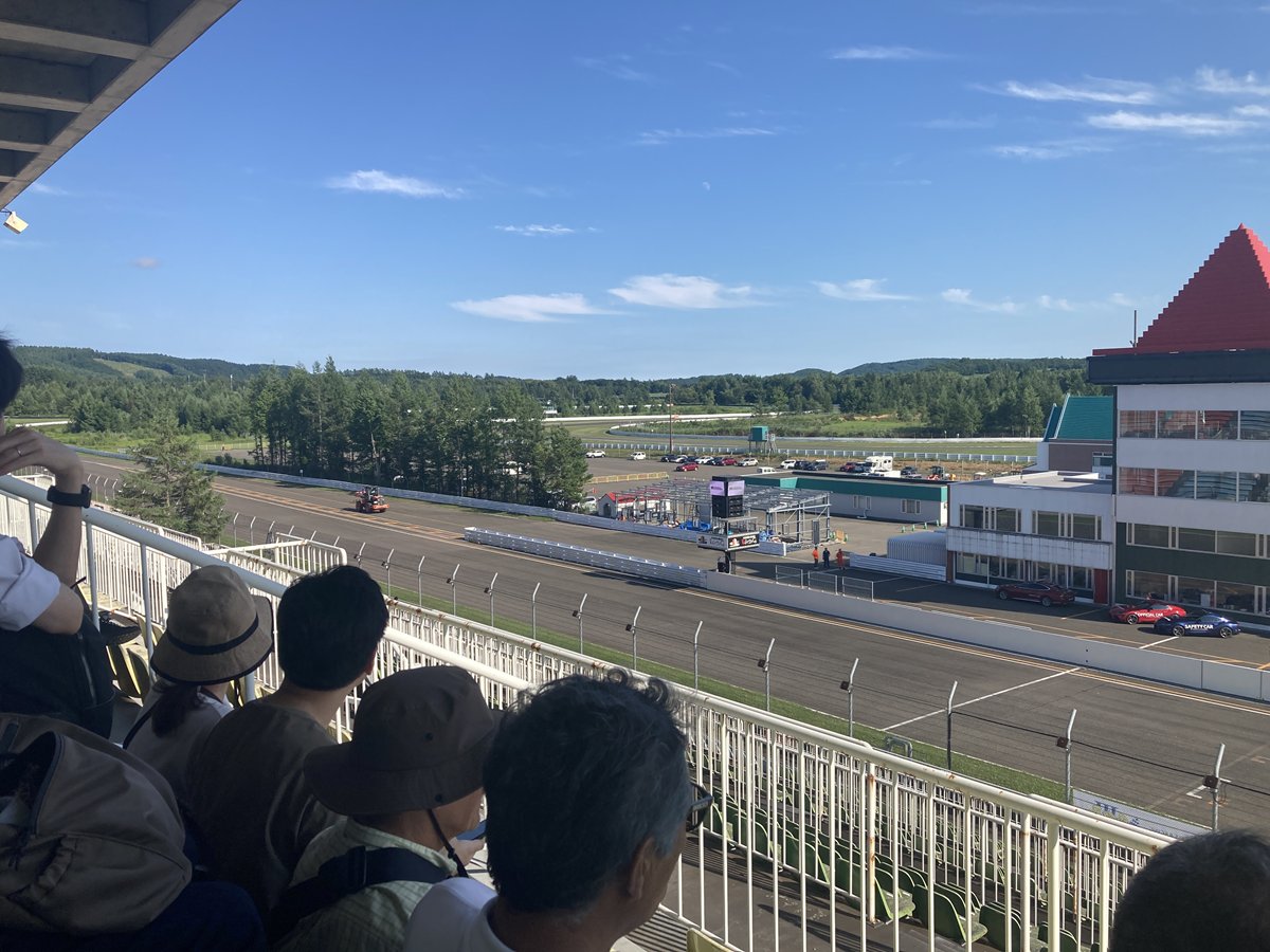 国内屈指の最長ストレートから、第一コーナーのブレーキング勝負。