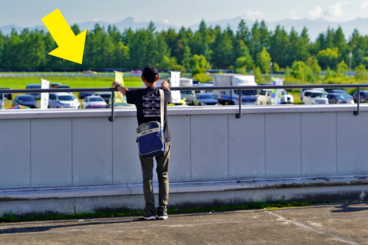 ピット上はホームストレートの逆側もレーシングカーの走行を楽しめます。