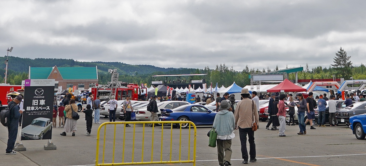 旧車スペースにはナンバー付きの様々なマツダ車が展示されています。