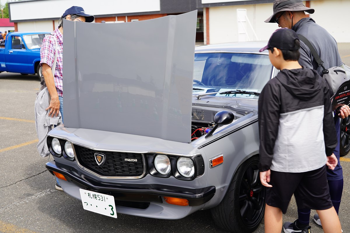 マツダ旧車のボンネット
