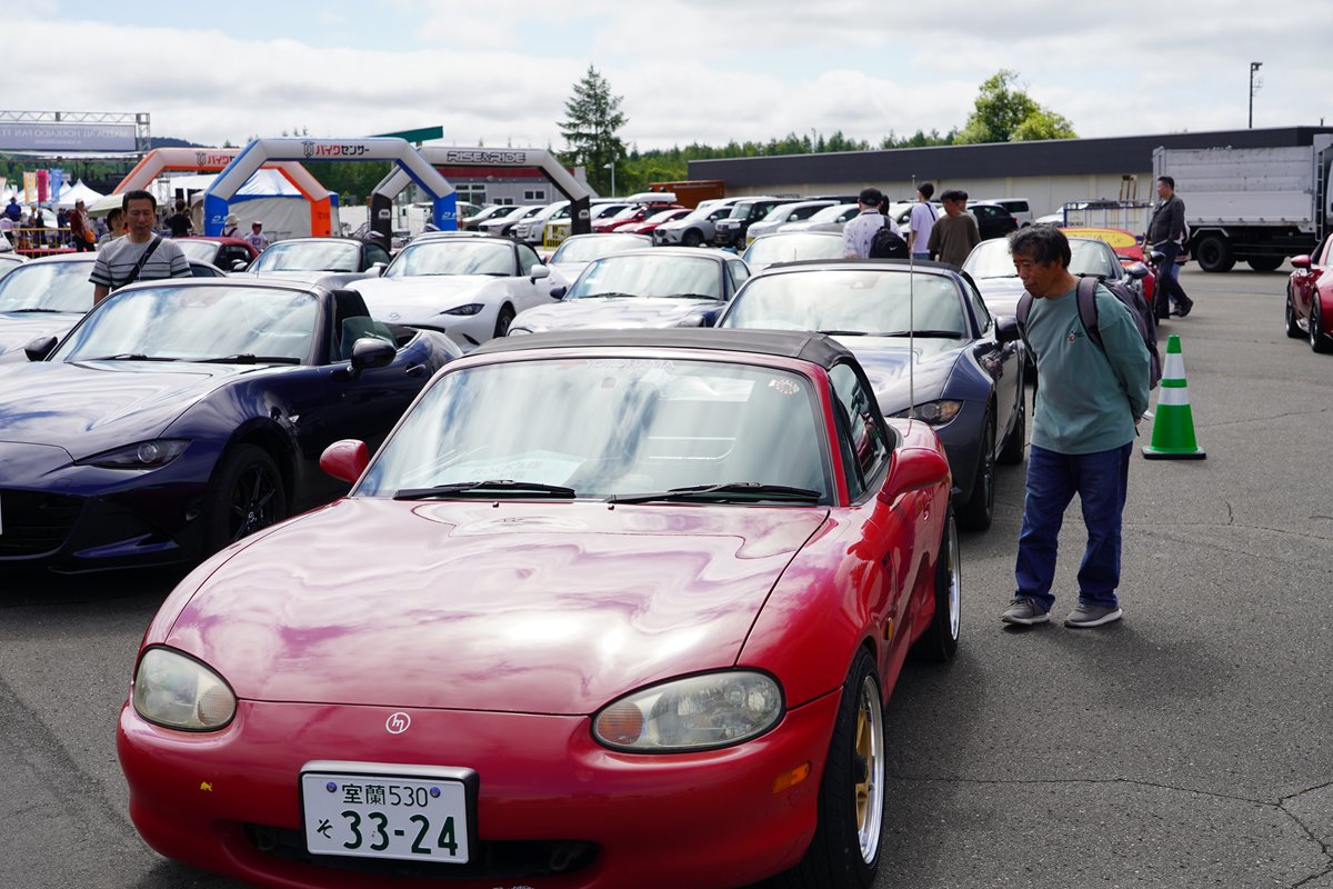 30台弱の新旧ロードスターが展示されます。