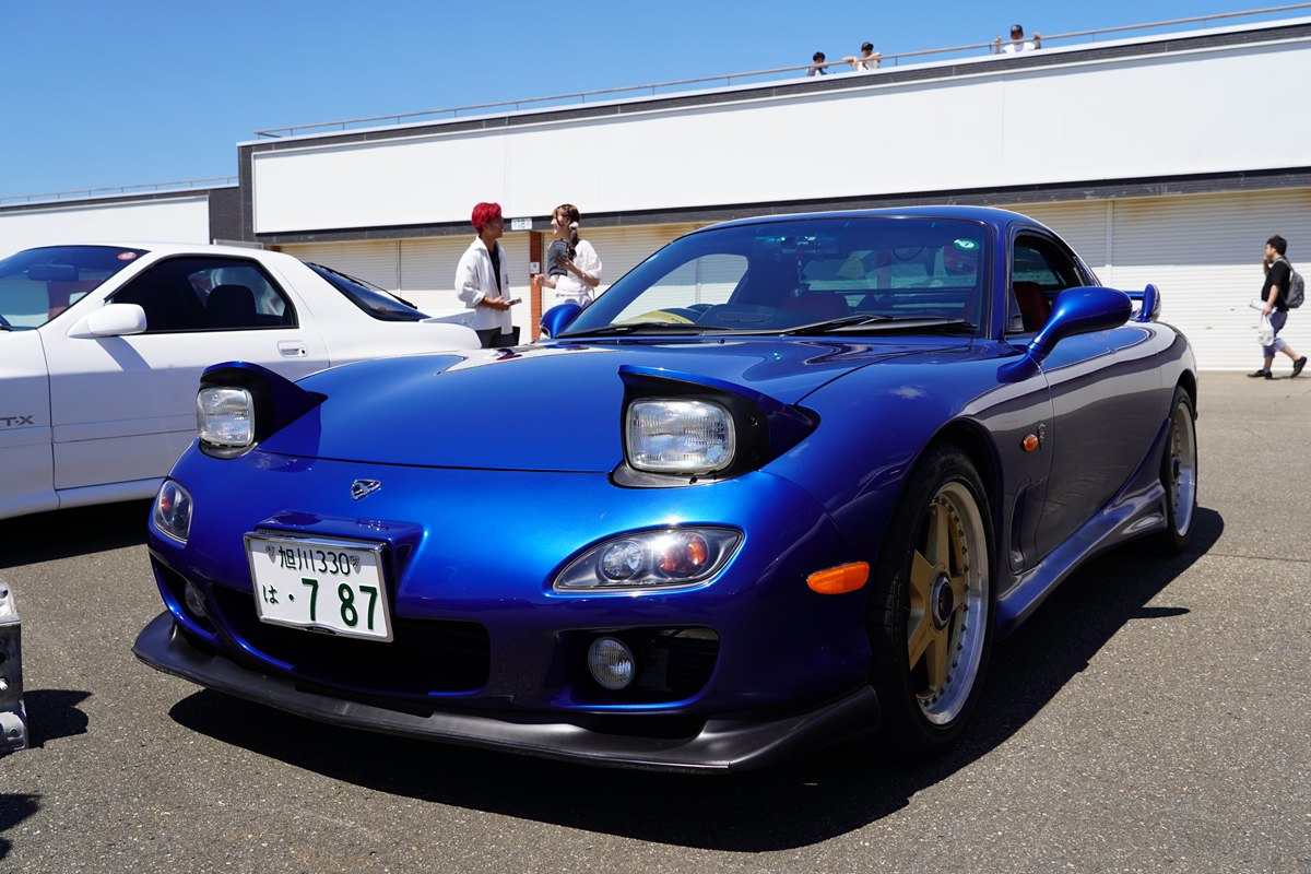 ブルーメタリックのFD型RX-7