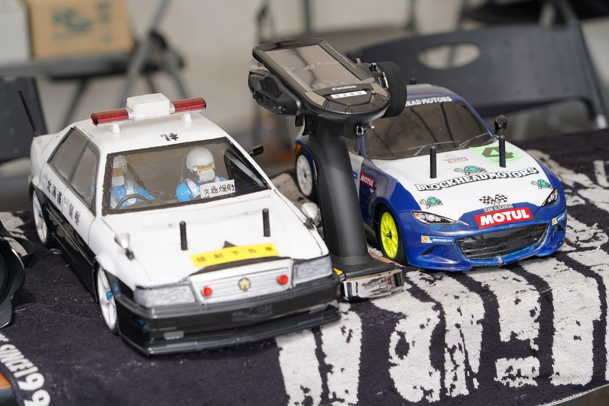 パトカーとロードスターのラジコン