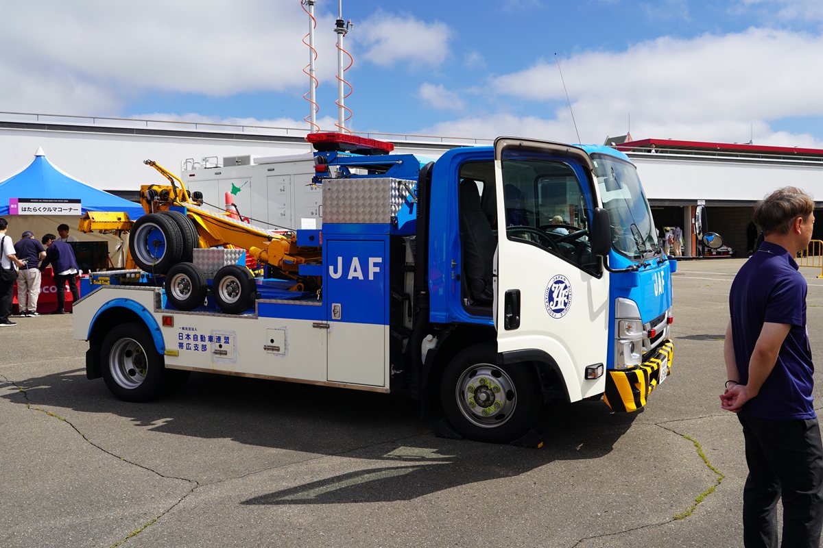 JAFのレッカー車の展示